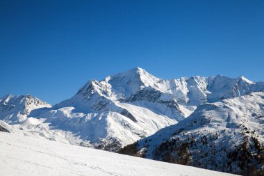 Karlı dağlar kışın zirve yapar Alp.