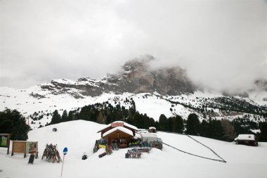 St. Christina, İtalya - 05-2018 yılları arasında Val Gardena kayak bölgesinde bulutlu bir kış günü mülteciler