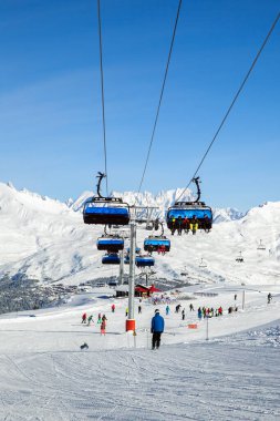 Les Arcs, Fransa - Şubat 04, 2019: güneşli bir günde kayak merkezinde sandalye kaldırma