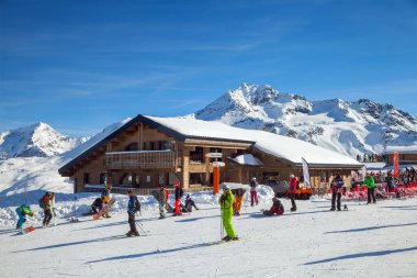 La Plagne, Fransa - 06 Şubat 2019: Paradiski dağ beldesinde Roche de Mio 'da kayakçılar ve kar sınırı