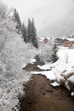 Dağ nehri kışın karlı bir günde