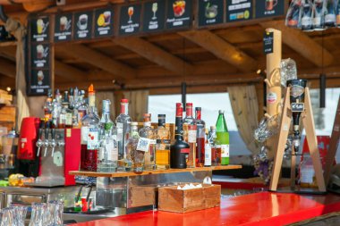 Campitello, İtalya - Mar 08, 2018: Dağ Kafe 'deki bar tezgahında alkollü içecekler