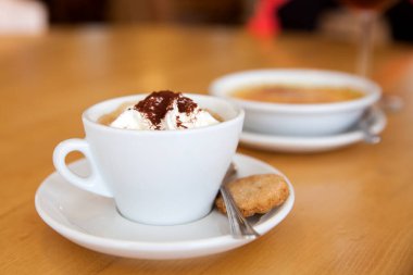 Kafedeki masada kremalı ve tatlılı kahve.
