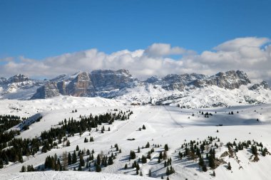 Dolomitlerde kayak pistleri