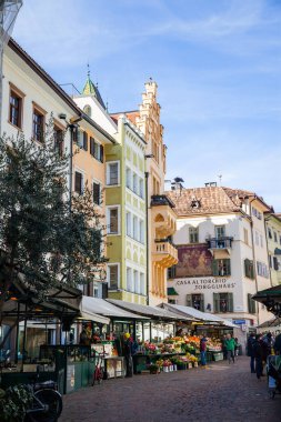 Bozen, İtalya - Mar 08, 2018: Piazza delle Erbe 'deki sokak pazarı Bolzano' daki Casa Altorchio 'da