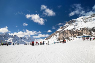 Arabba, İtalya - Mar 04, 2018: Dolomitlerdeki Arabba-Marmolada kayak alanındaki kayakçılar