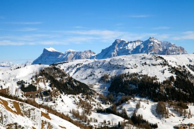 Dolomitlerin kışın Arabba 'daki dağları.