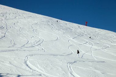 Kayak pistinde insanlar ve izler var.
