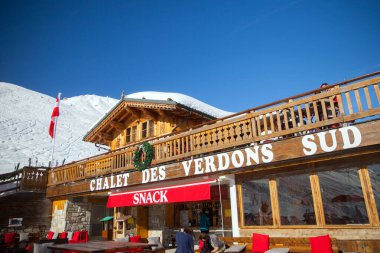 La Plagne, Fransa - 06 Şubat 2019 Champagny en vanoise yakınlarındaki Cafe Chalet des verdons