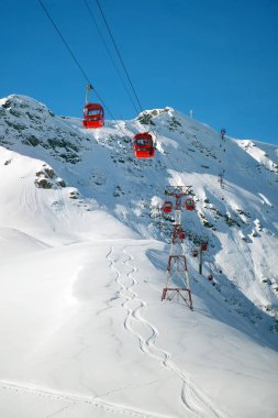 La Plagne, Fransa - Şubat 06, 2019: Bellecote Buzulu üzerindeki Cablecar