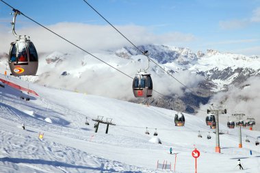 Canazei, Italia- Mar 07, 2018: Val di Fassa kayak bölgesinde kablo ve sandalye kaldırma, Dolomitler