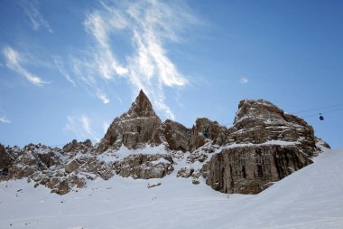 Arabba kayak bölgesinde teleferik kulübeleri, İtalyan Dolomitleri