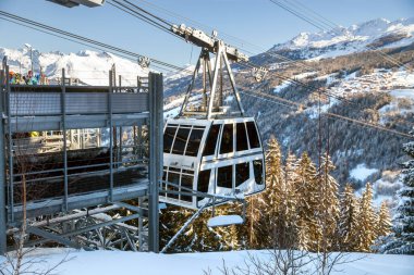 Les Arcs, Fransa - Şubat 05, 2019: Vanoise Express 'in paradiski tatil köyündeki çift katlı kabini