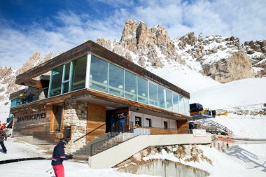 Passo Gardena, İtalya - 09 Aralık 2018: Güneşli kış gününde Bar Ristorante Dansçıları