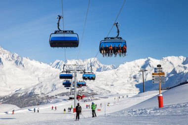 Les Arcs, Fransa - Şubat 04, 2019: Güneşli bir günde Avrupa dağ kayak merkezi