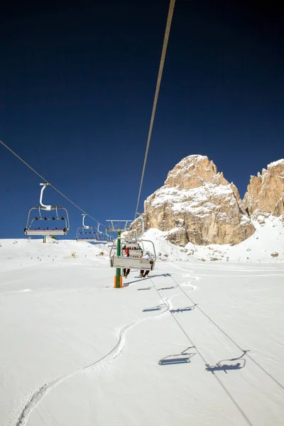 Szék Lift Síelők Felett Mező Alpokban — Stock Fotó