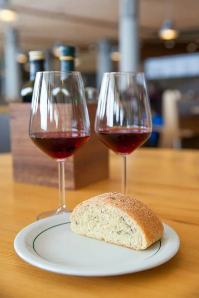 テーブルの上に赤ワインとパンが2杯 — ストック写真