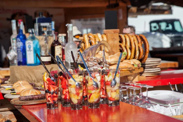 Comptoir Bar Avec Dessert Aux Fruits Dans Des Verres — Photo