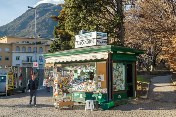 Bolzano Italië Mrt 2018 Een Man Loopt Alto Adige Nieuwskraam — Stockfoto