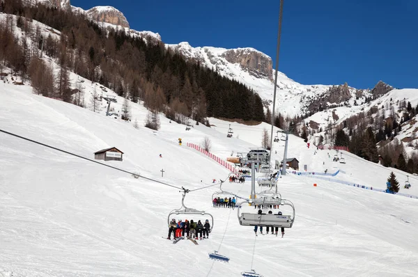 Arabba Itália Mar 2018 Esquiadores Teleférico Dia Ensolarado Inverno Dolomites — Fotografia de Stock