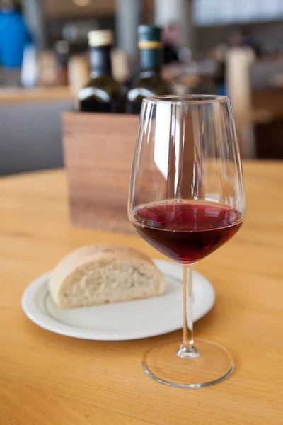 テーブルの上のガラスにパンと赤ワイン — ストック写真