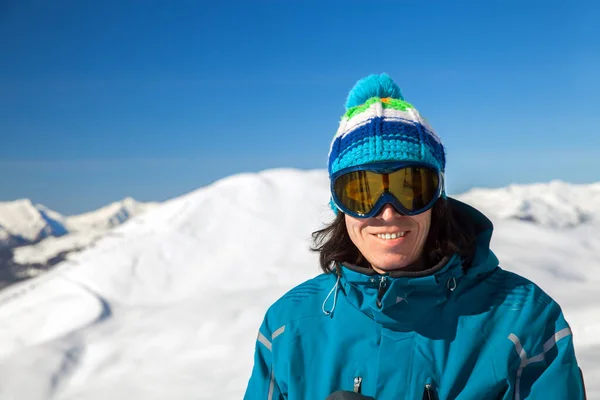 アルプスにおける笑顔のスキーヤーの肖像 — ストック写真