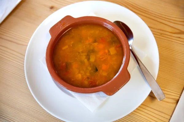 Zupa Minestronowa Glinianej Misce Stole — Zdjęcie stockowe