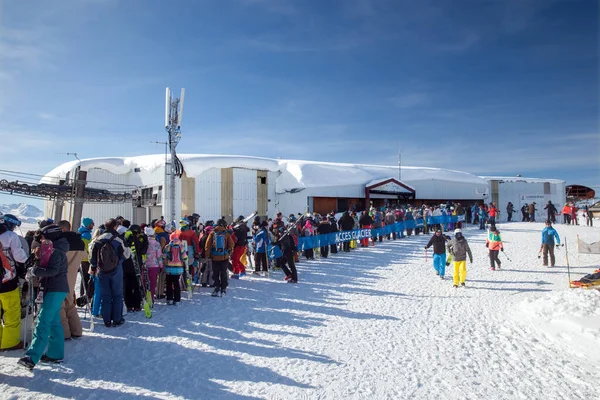 法国La Plagne 2019年2月6日 位于Paradiski度假地Roche Mio山上的滑雪者码头和雪地边界 — 图库照片