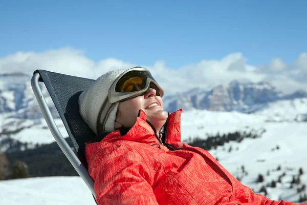 Mujer Esquiadora Tomando Sol Una Tumbona Las Montañas Invierno —  Fotos de Stock