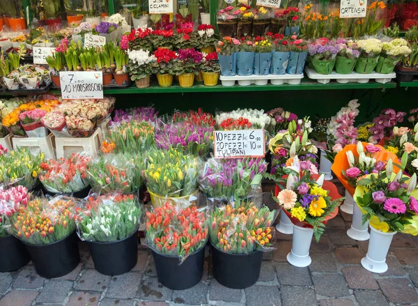 Bolzano, İtalya - 2008-2018 yılları arasında İtalyan sokak pazarında bir çiçekçi tezgahı.