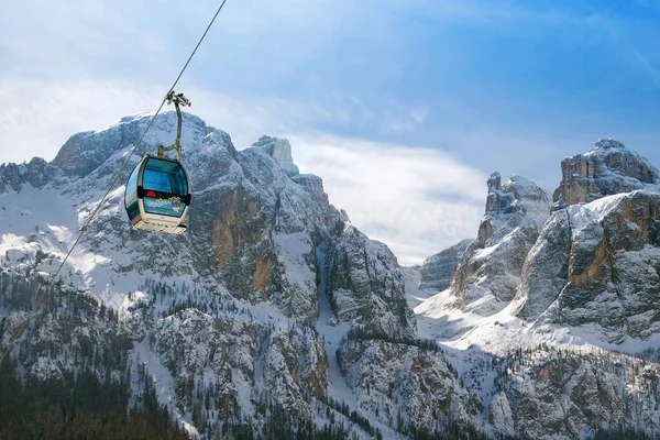 Colfosco Talya Mart 2018 Talyan Dolomitleri Ndeki Dağ Köyünde Teleferik — Stok fotoğraf