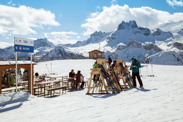 2018年3月4日 イタリア アラバスキー場のスキーバー ドロミテ — ストック写真