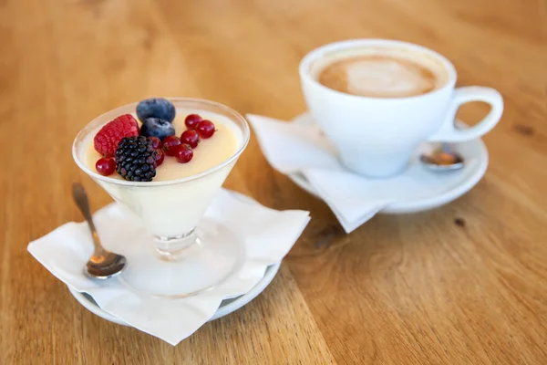 Panna Cotta Com Bagas Frescas Cappuccino Mesa Café — Fotografia de Stock