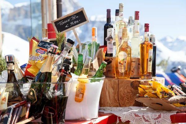 Campitello イタリア 2018年3月8日 晴れた日にバーカウンターでアルコール飲料 — ストック写真