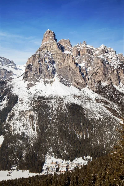 Grzbiet Górski Włoskich Dolomitach Zimą Słoneczny Dzień — Zdjęcie stockowe