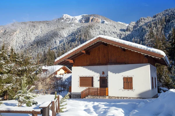 Een Klein Huis Besneeuwde Winterbergen Dolomieten Italië — Stockfoto