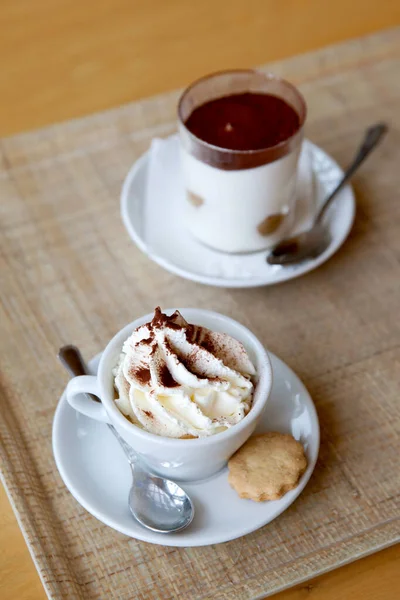 Egy Csésze Kávé Tejszínhabbal Egy Adag Olasz Tiramisuval — Stock Fotó