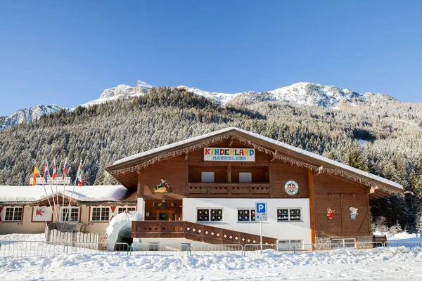Canazei Itálie 2018 Budova Dětského Lyžařského Klubu Slunečném Zimním Dni — Stock fotografie