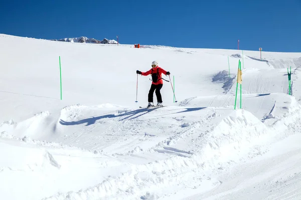 女スキーヤーは丘の上をジャンプします — ストック写真