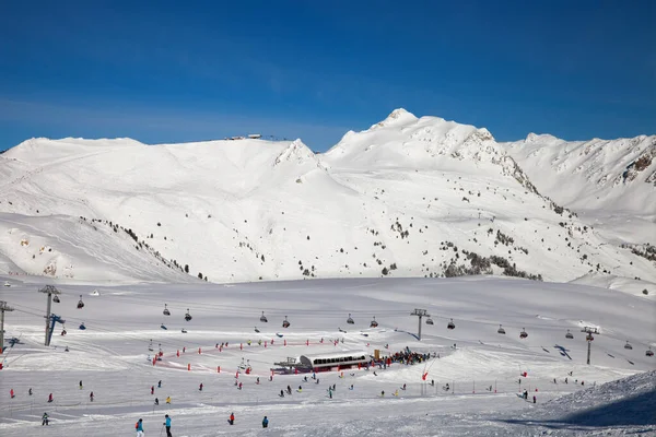 Panoramiczny Widok Francuski Ośrodek Narciarski Słoneczny Zimowy Dzień Les Arcs — Zdjęcie stockowe