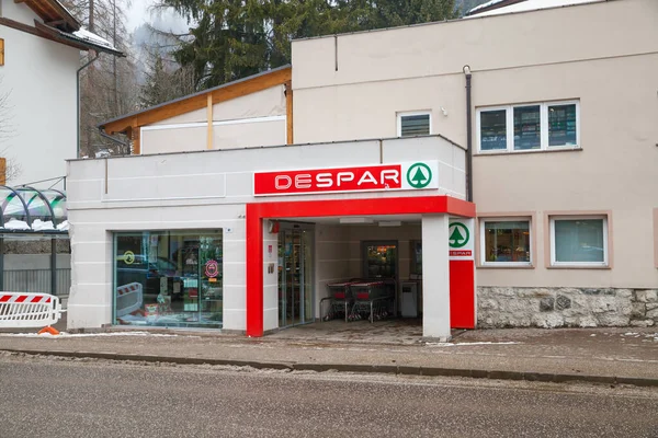 Canazei Italy Mar 2018 Супермаркеты Spar Горнолыжном Курорте Доломиты — стоковое фото