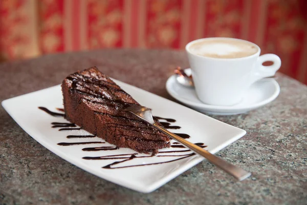 Stück Schokoladenkuchen Und Cappuccino — Stockfoto