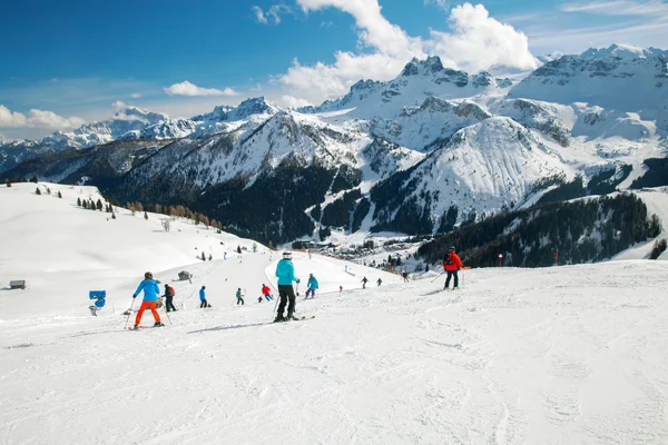 冬山跑道上的滑雪者 — 图库照片