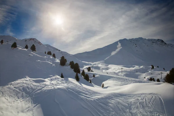 Fransa Kış Güneşli Bir Günde Dağ Kayak Merkezi — Stok fotoğraf