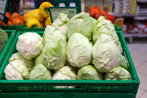 Una Scatola Plastica Cavolo Verde Nel Supermercato — Foto Stock