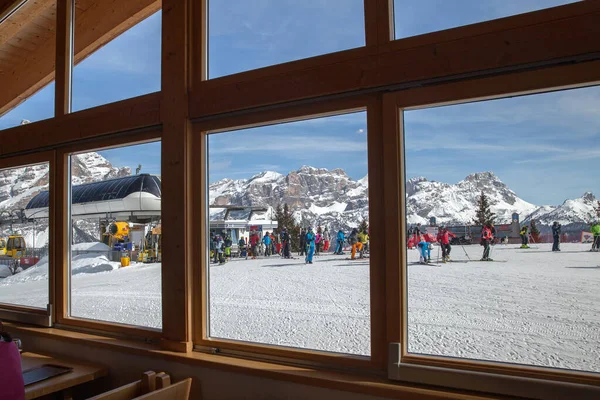 Piz Ila イタリア 2018年3月9日 カフェからスキーヤーと一緒に雪原への眺め — ストック写真