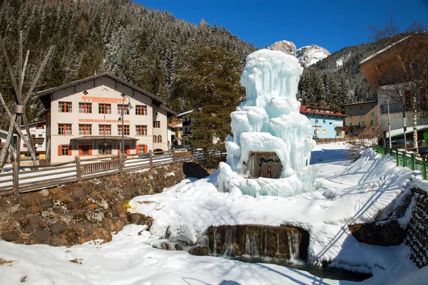 Canazei Italien Mar 2018 Eisbrunnen Auf Bach Südtirol Italien — Stockfoto