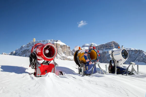 意大利坎皮特洛 2018年3月8日 阳光灿烂的意大利冬季山区雪地上的雪炮 — 图库照片