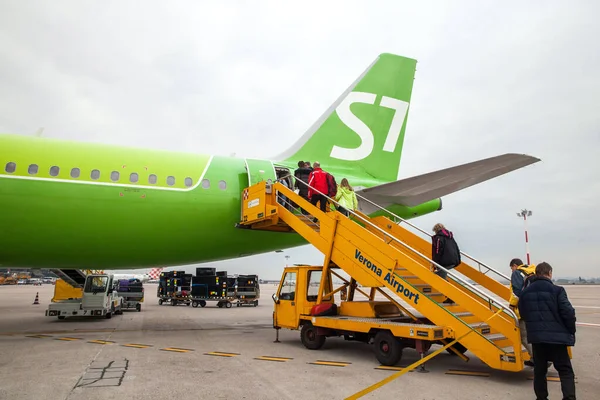 Verona Itália Mar 2018 Turistas Embarcam Avião — Fotografia de Stock