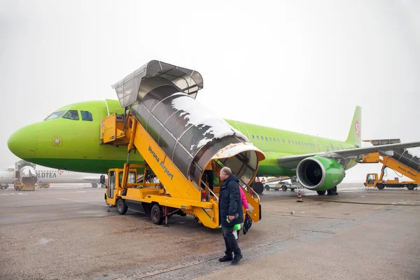 Verona Itália Mar 2018 Pessoas Estão Saindo Avião — Fotografia de Stock